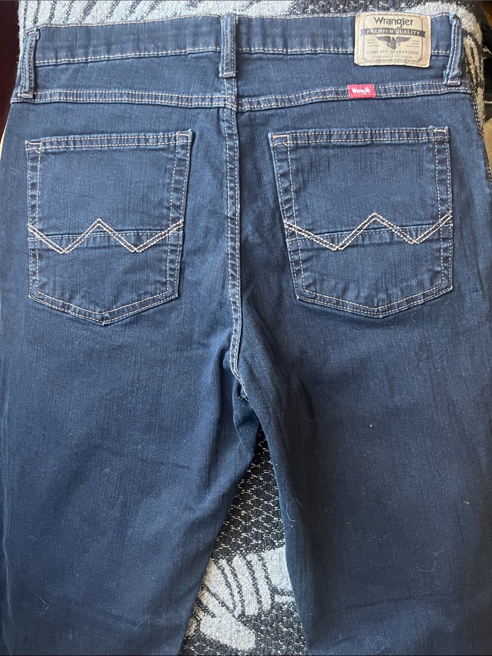 Wrangler Men’s Slim Straight Jeans in Dark Blue with Contrast Stitch 33x30